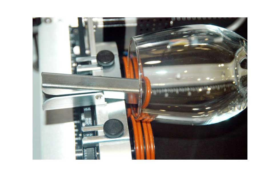 旋转配件上的花瓶雕刻。