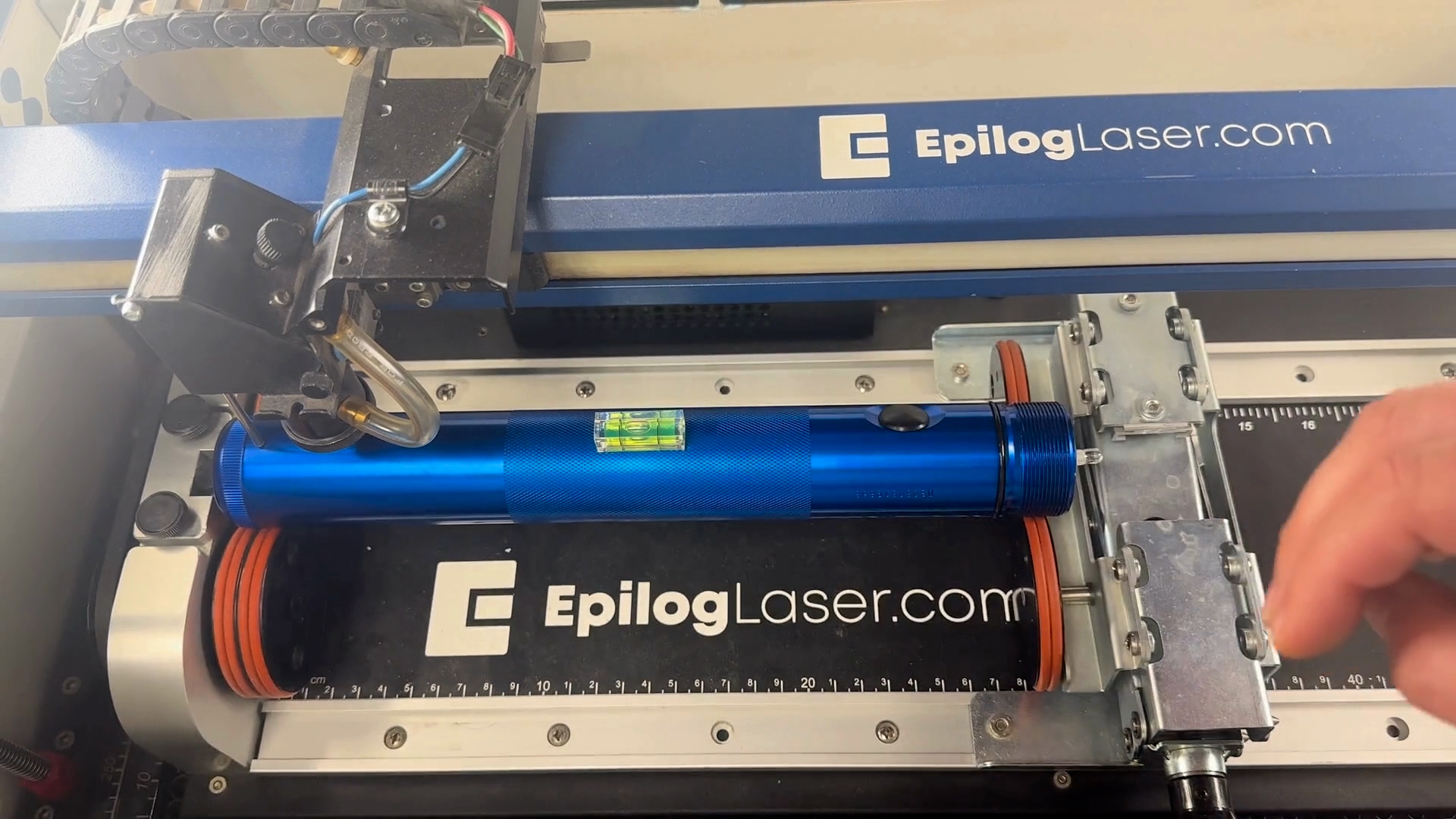 Dispositif rotatif pour la gravure d'une lampe de poche maglite