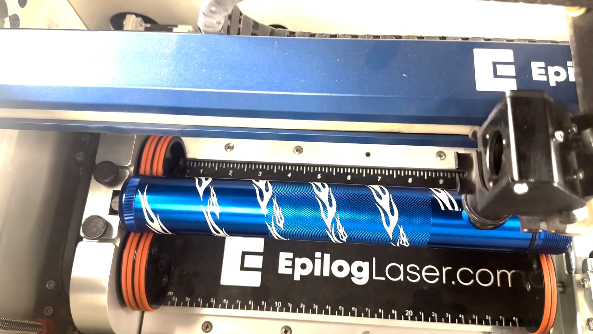 Gravure laser sur lampe de poche maglite