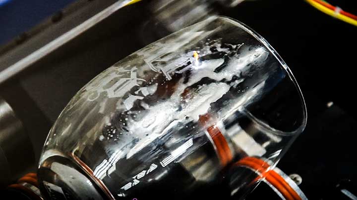 uso del detersivo per piatti per dissipare il calore durante l'incisione laser di bicchieri da vino