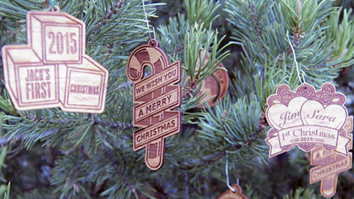 Adornos finales colgados en el árbol de navidad