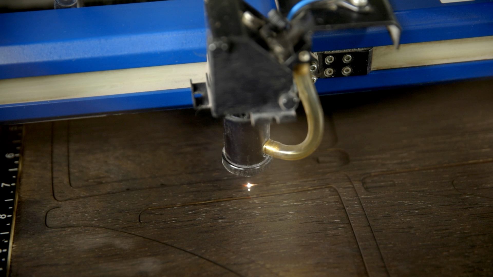 corte a laser de um candeeiro de madeira