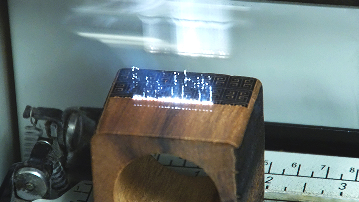 Lasergravieren von Serviettenringen aus Holz
