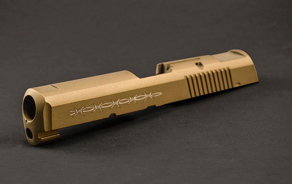 Hellbrauner Pistolenschlitten mit hinterer Zacken und Stacheldraht-Lasergravur an der Seite