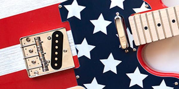 Gitarre mit lasergraviertem Stars-and-Stripes-Muster