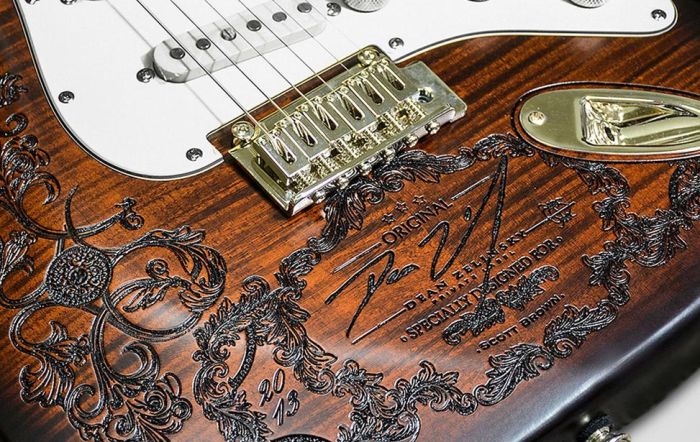 Detalje af lasergraveret Dean-guitar