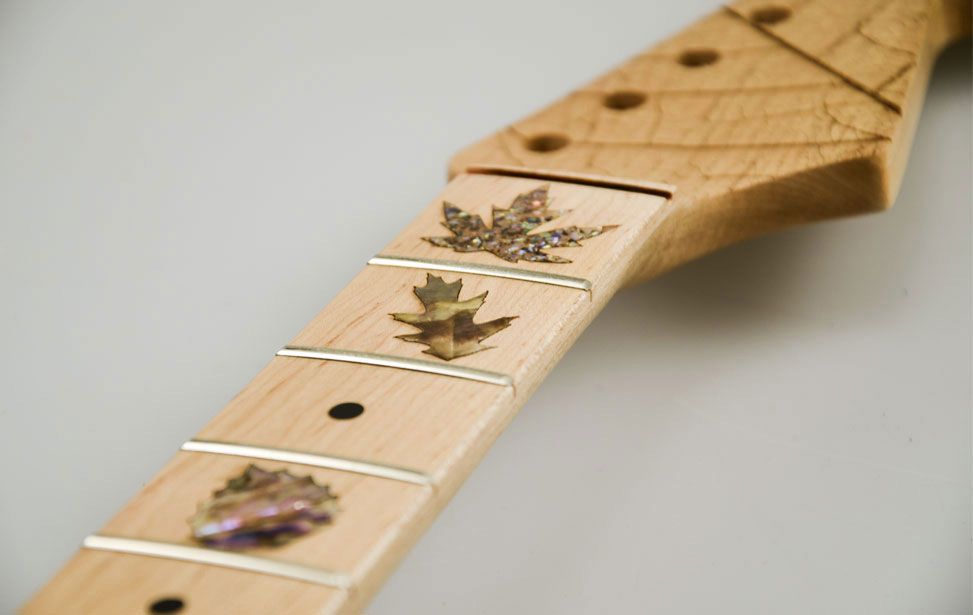 Laserskåret og -gravert gitar med perlemorsinnlegg