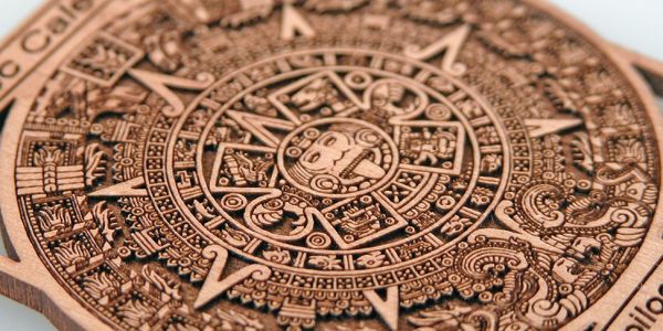 calendar aztec gravat și tăiat cu laser