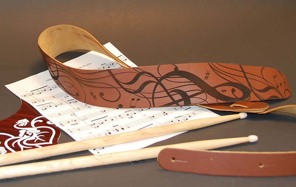 彫刻した革製のギター ストラップ