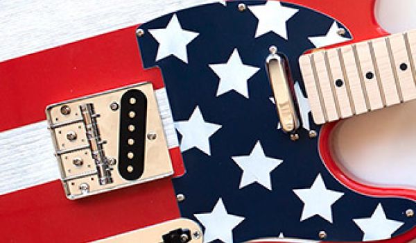 Gitarre mit lasergraviertem Stars-and-Stripes-Muster