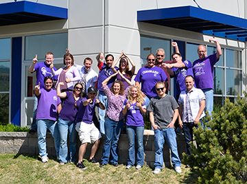 Empleados de Epilog celebrando las Montañas Rocosas de Colorado