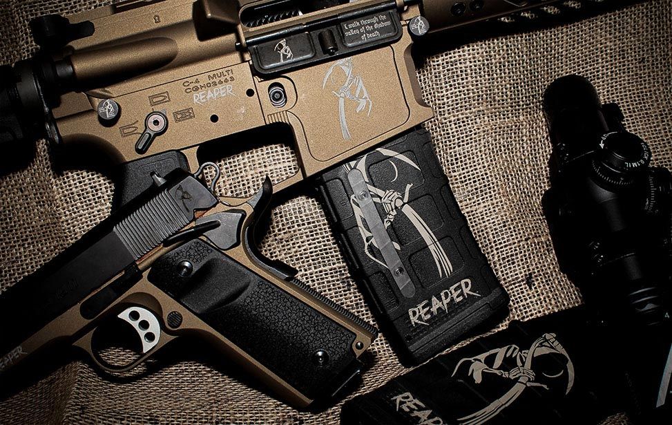 Faserlasergravierte Schusswaffen mit Gravuren auf Metalloberflächen und Hartplastikteilen