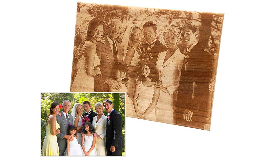 Grabado de fotos de boda en madera
