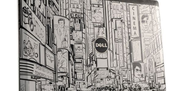 Laptop Dell diukir dengan pemandangan kota bergaya artistik NYC