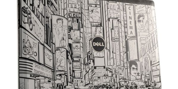 Dell bærbar computer graveret med stiliseret, kunstnerisk NYC-bybillede