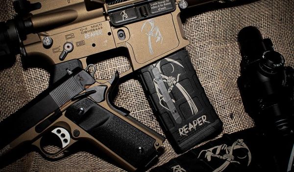 Armas de fuego grabadas con láser de fibra con grabados en superficies metálicas y componentes de plástico duro
