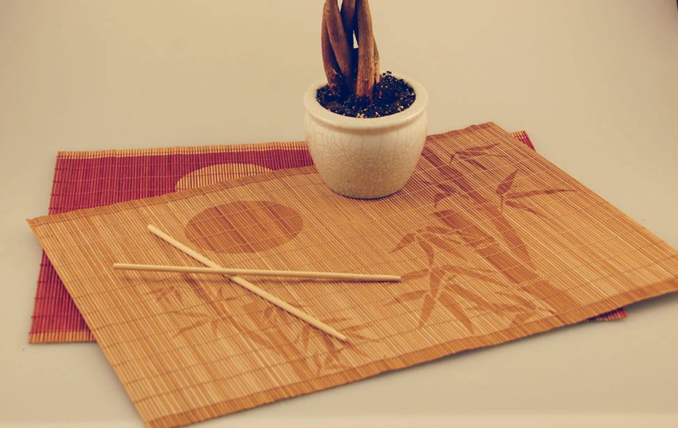 Lasergraverte bordmatter av bambus