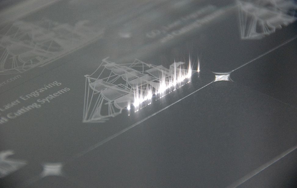 Gros plan de porte-documents pour œuvres d'art en aluminium anodisé personnalisé pour graphistes