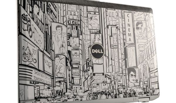 Ordinateur portable Dell gravé avec un paysage urbain artistique stylisé de NYC