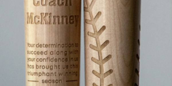 Lasergravur eines Baseballschläger-Bechers aus Holz