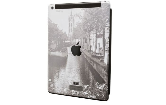 Apple iPad Air -laser, johon on kaiverrettu taiteellinen lomakuva Delftistä