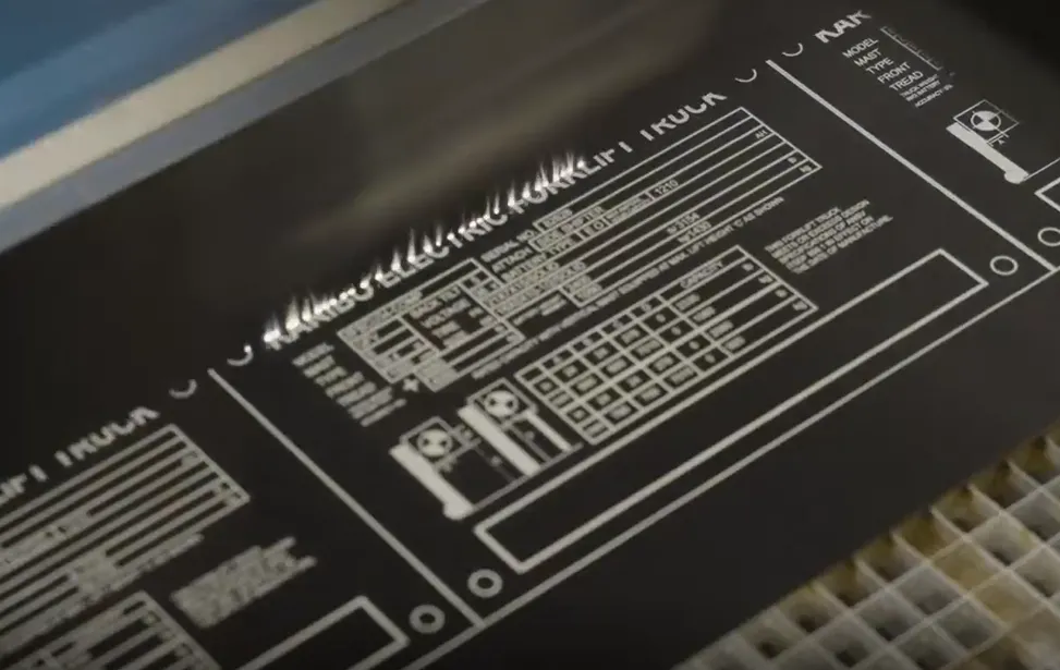 Gravure de plaques signalétiques sur de l'aluminium anodisé à l'aide d'une epilog laser
