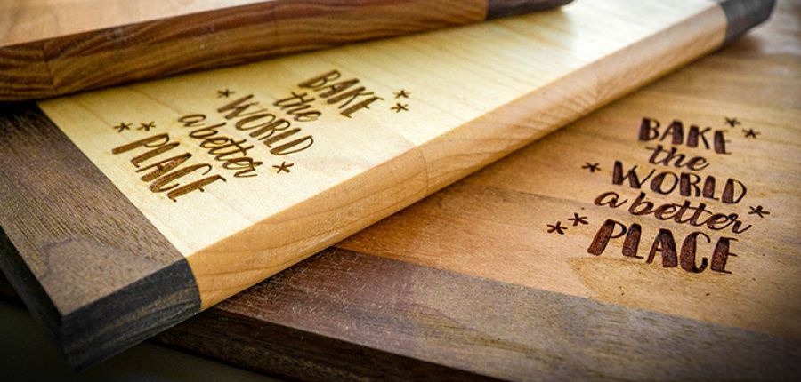 Holzschneidebretter mit Lasergravur – Bake the world a better place