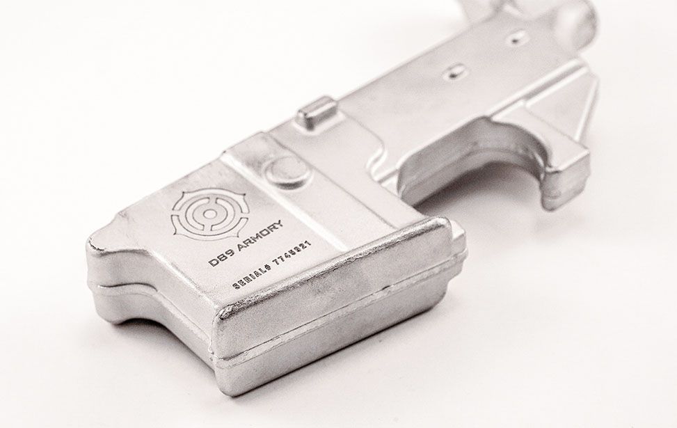 Aluminium-Rohlingsgravur Nahaufnahme eines Schusswaffenteils mit tiefer, kontrastreicher Faserlasergravur