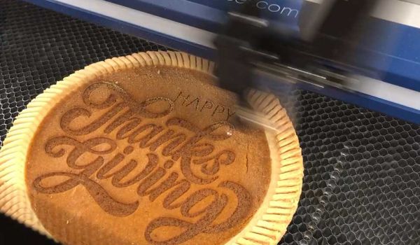 mensagem do dia de Ação de Graças gravada num tarte de abóbora
