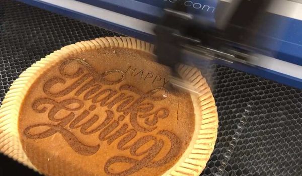 Tarte à la citrouille gravée d’un joyeux message pour Thanksgiving