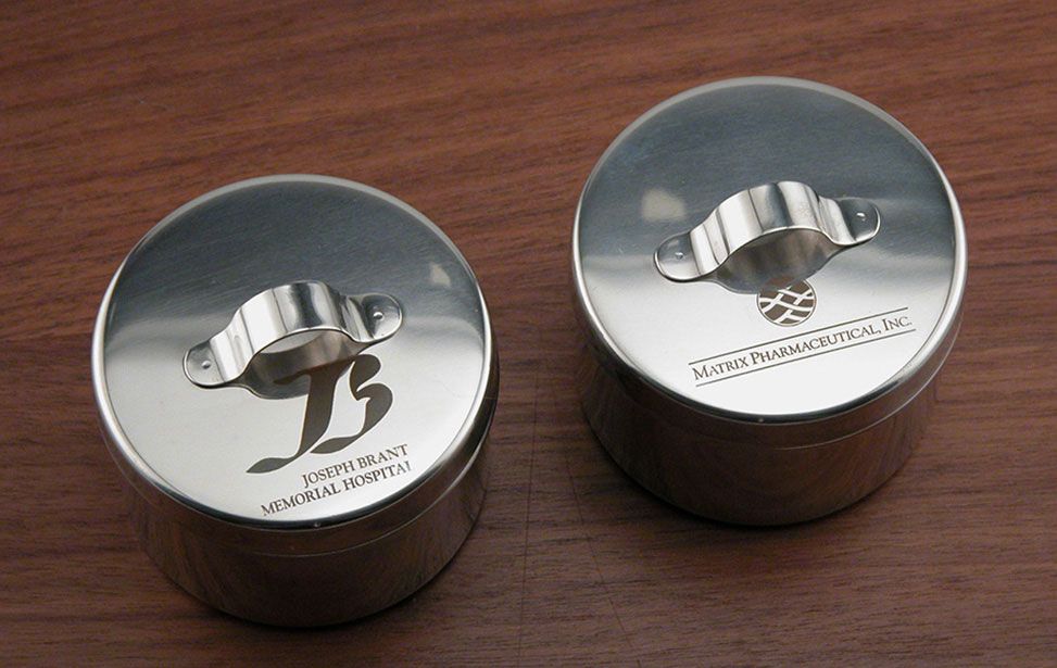 Metallbehälter, gekennzeichnet mit einem Epilog-Faserlaser