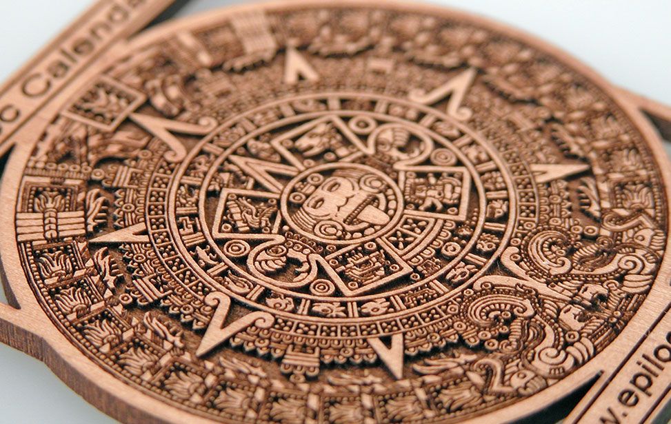 kalender aztec yang diukir dan dipotong dengan laser