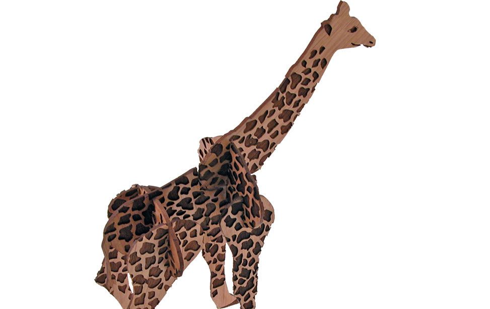 Giraffmodell laget av tre med giraffmønster