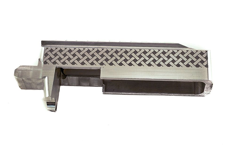 Lasergraviertes Schusswaffenteil mit Webmuster und elegantem Metallic-Finish
