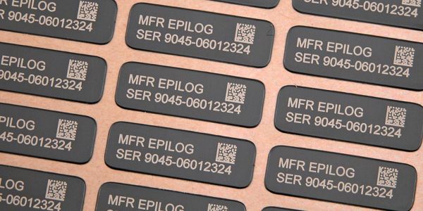Gravierte Klebeschilder aus eloxiertem Aluminium mit Strichcode und Seriennummer