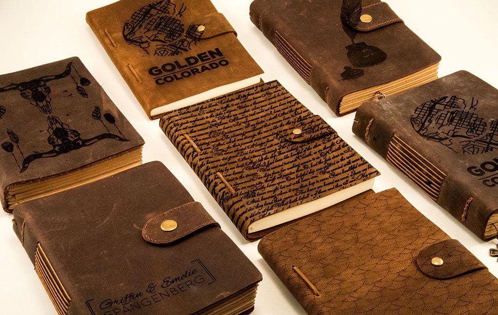 Sammlung von lasergravierten Notizbüchern aus Leder