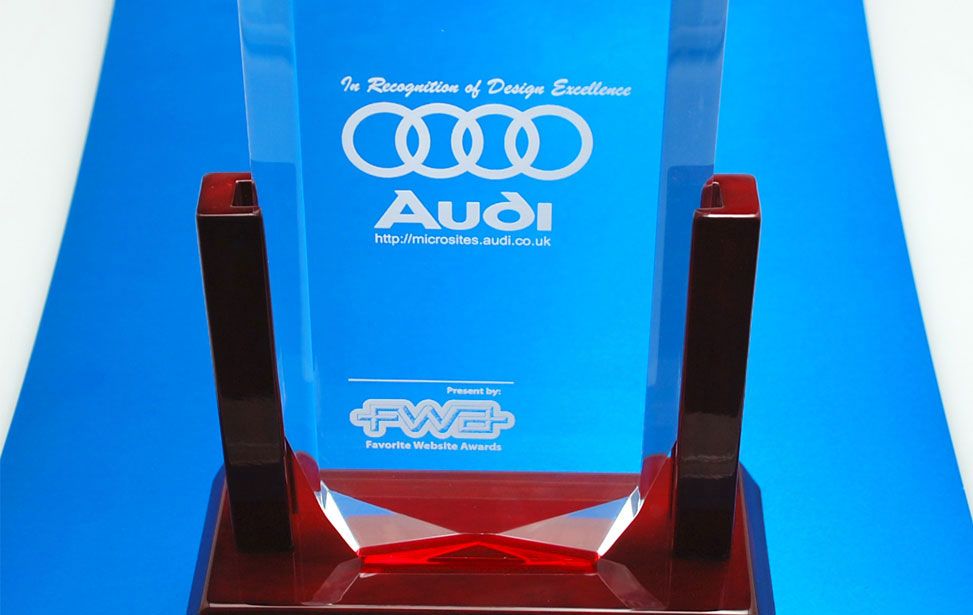 Lasergravierter Audi Award aus klarem Acryl mit Sockel