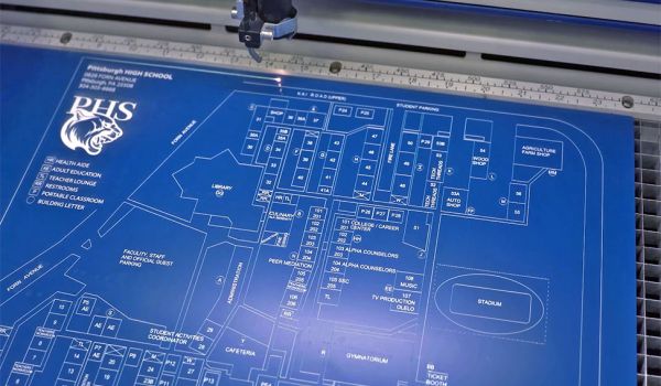 Mapa de campus de plástico grabado por láser