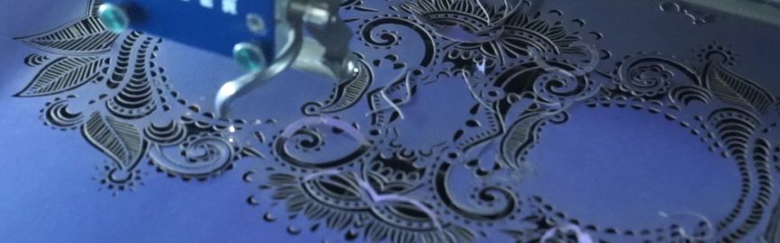 motif de dentelle découpé au laser sur du papier cartonné bleu