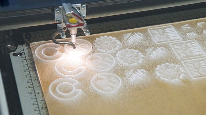 Lasergravur einer Platte aus Acryl